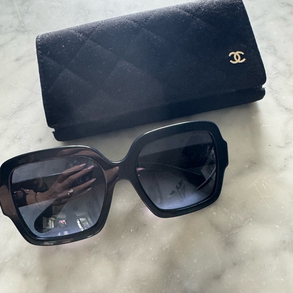 ✨RARE - NEW - Chanel 5479-A Navy Sunglasses with Heart Logo - 100% Authentic✨ - Picture 2 of 9